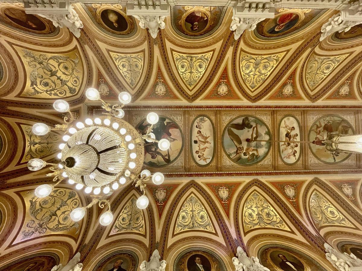 Techo del Salón de los Espejos en el Ayuntamiento de Málaga.