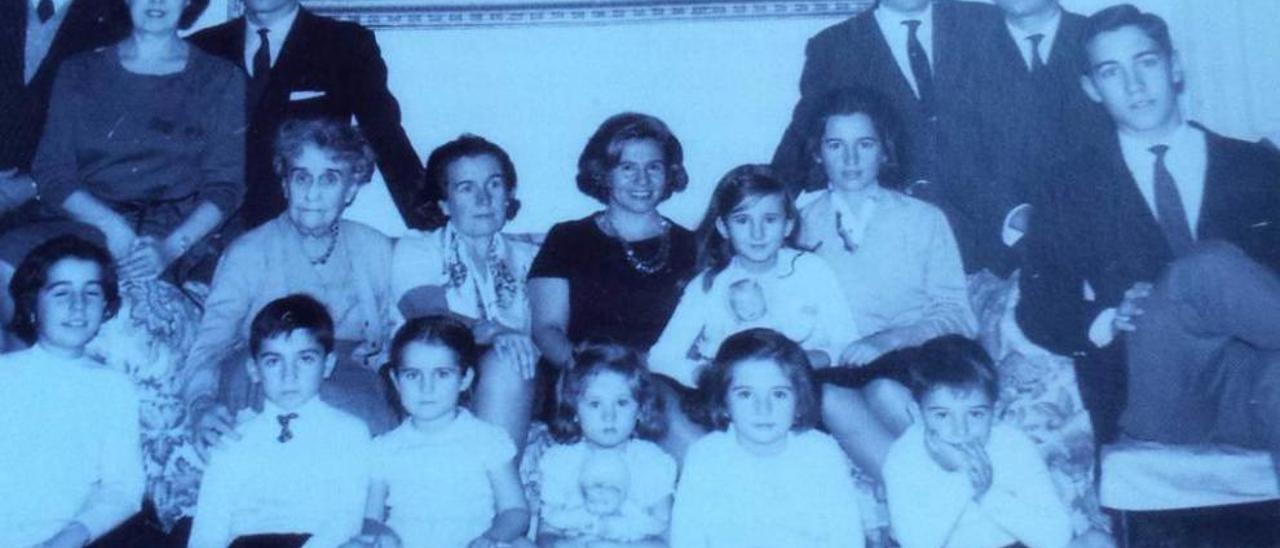 María Bernaldo de Quirós, con su madre, hermanos y sobrinos, en Madrid, en las Navidades de 1963.