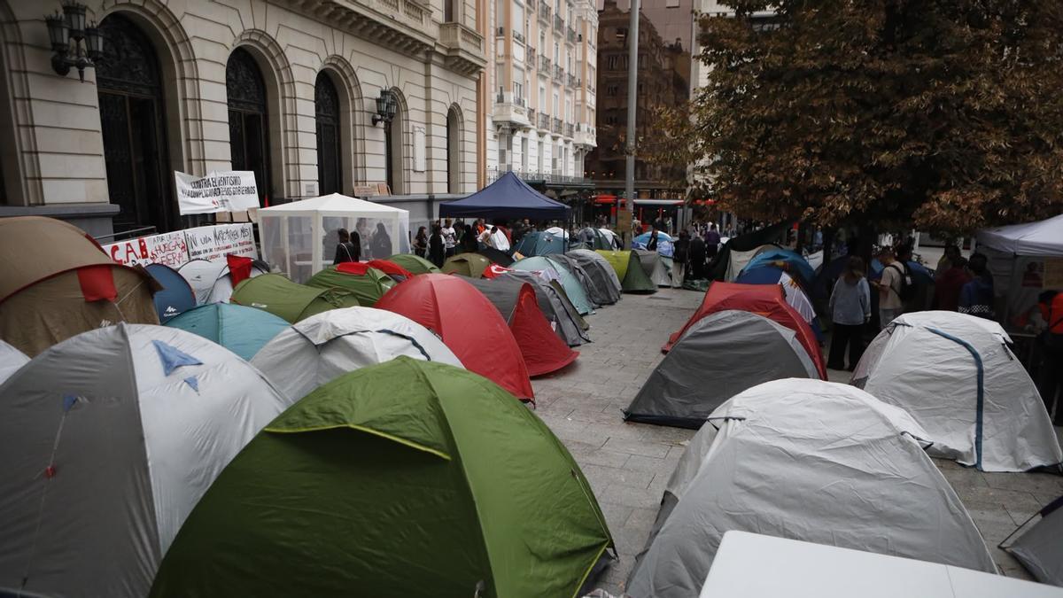 Acampada por el acceso a la vivienda en Zaragoza.