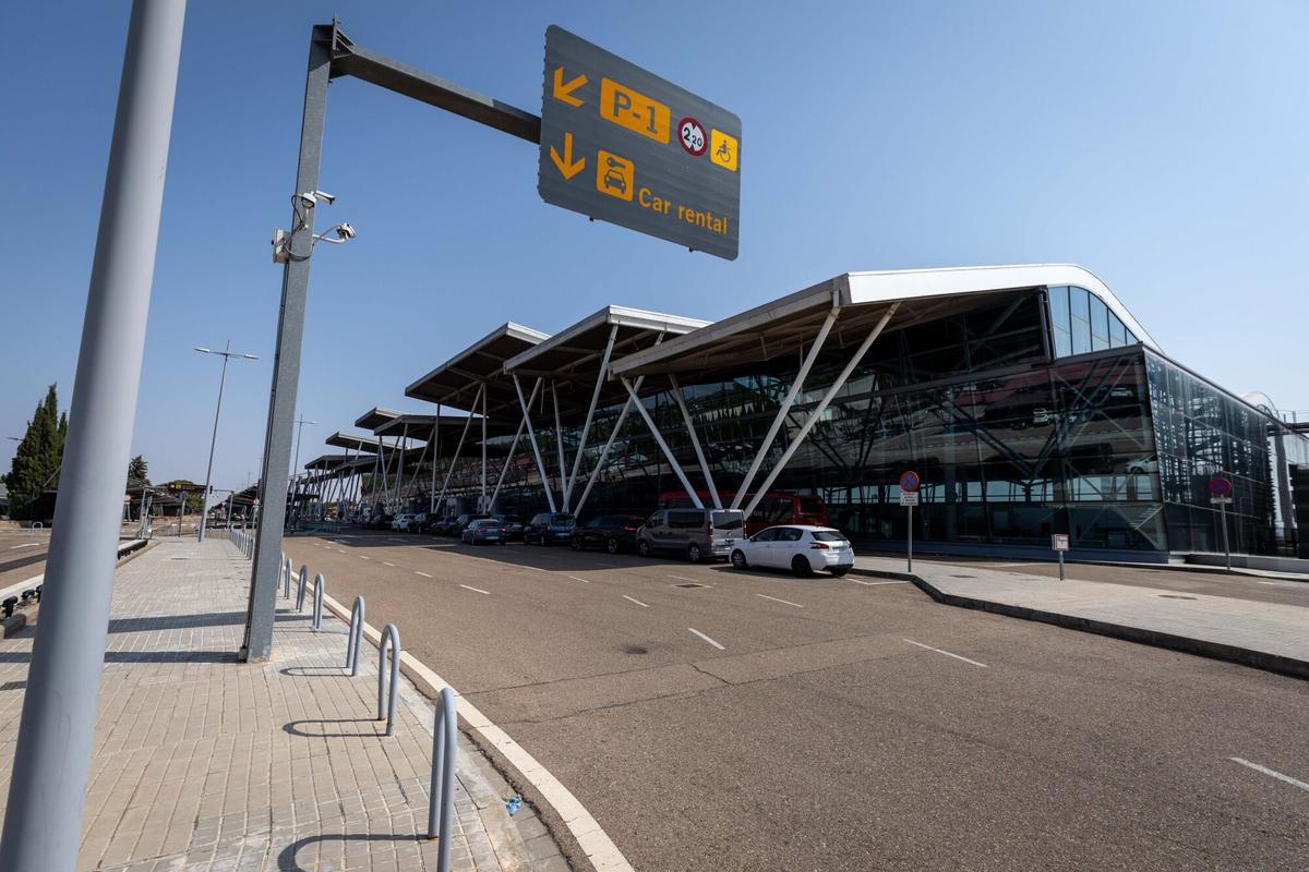 Así cambia el Aeropuerto de Zaragoza: más líneas de seguridad, una nueva cafetería y mejoras en el control de pasaportes