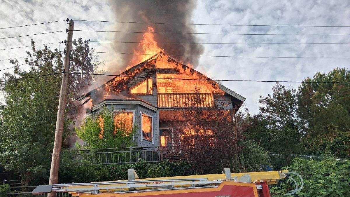 Imagen de la casa en llamas en Tordera