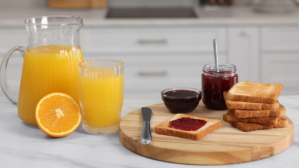 Desayuno con naranja y zumo de naranja.