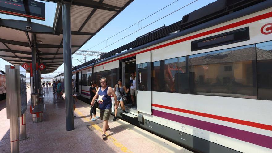 Un tren de Cercanías en la estación de Sagunt.