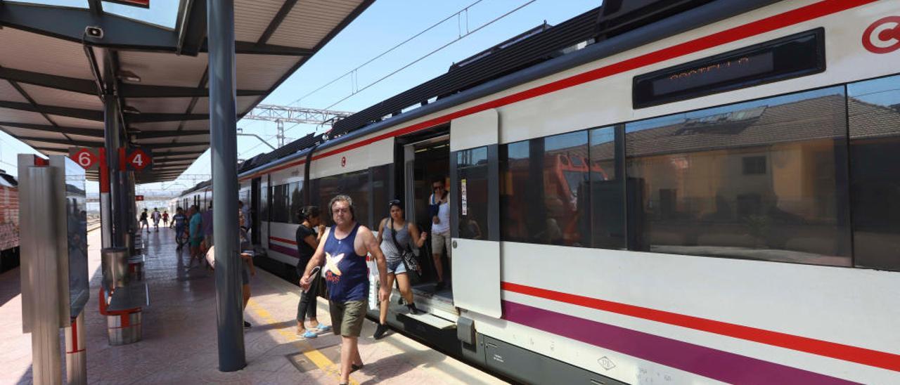 Imagen de archivo de la llegada de un tren de Cercanías a la estación de Sagunt.