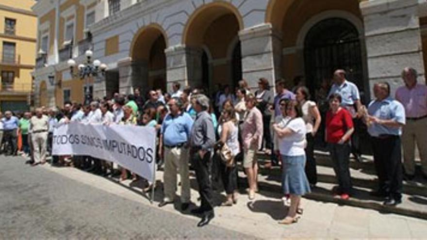 200 funcionarios del Ayuntamiento de Badajoz se concentran en apoyo de los imputados en el caso canal