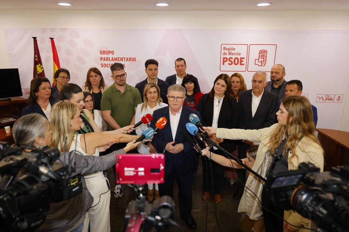 Vélez comparece ante la prensa en las dependencias del Grupo Parlamentario Socialista de la Asamblea Regional.