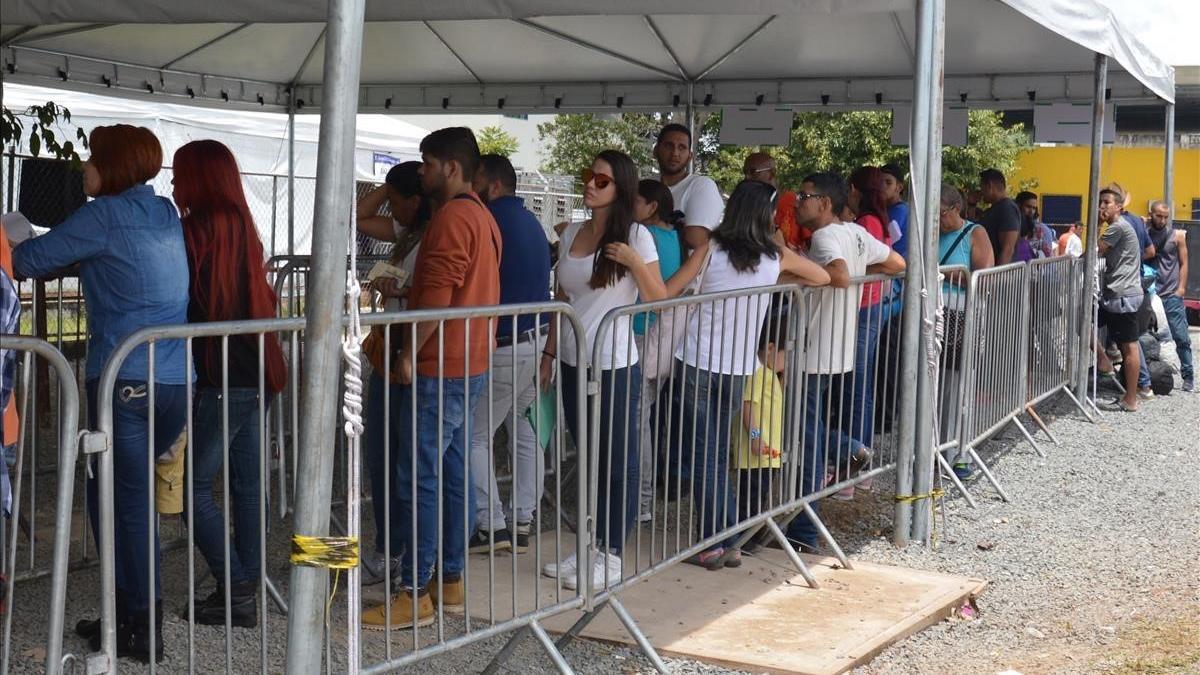 Ciudadanos de Venezuela esperan entrar en Brasil.