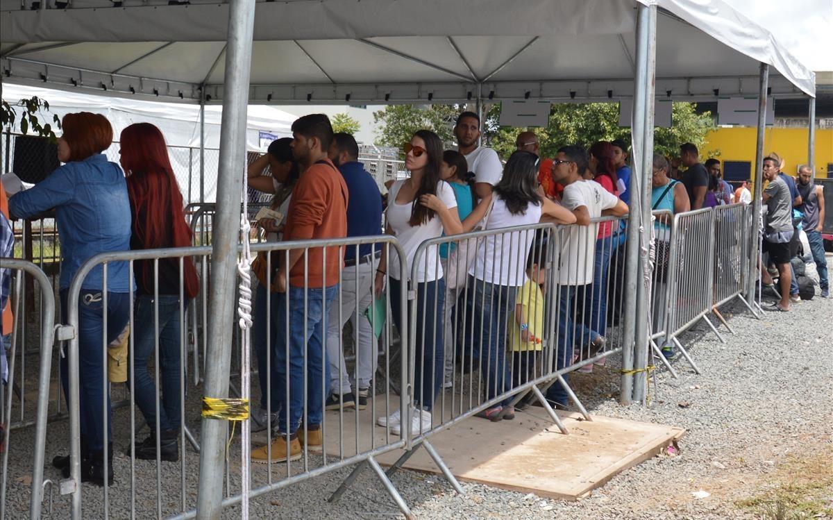 zentauroepp44704942 bra02  pacaraima  brasil   19 08 2018   venezolanos hacen fi180820122956