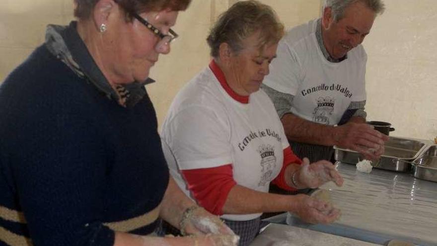 Las cocineras trabajaron a destajo en la mañana de ayer. // Noé Parga