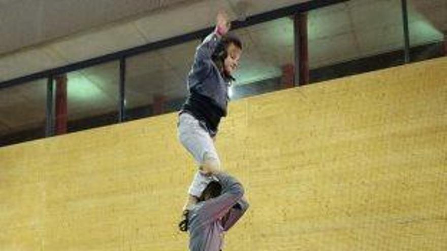 La colla Tirallongues acosta els castells  a la canalla del Campi