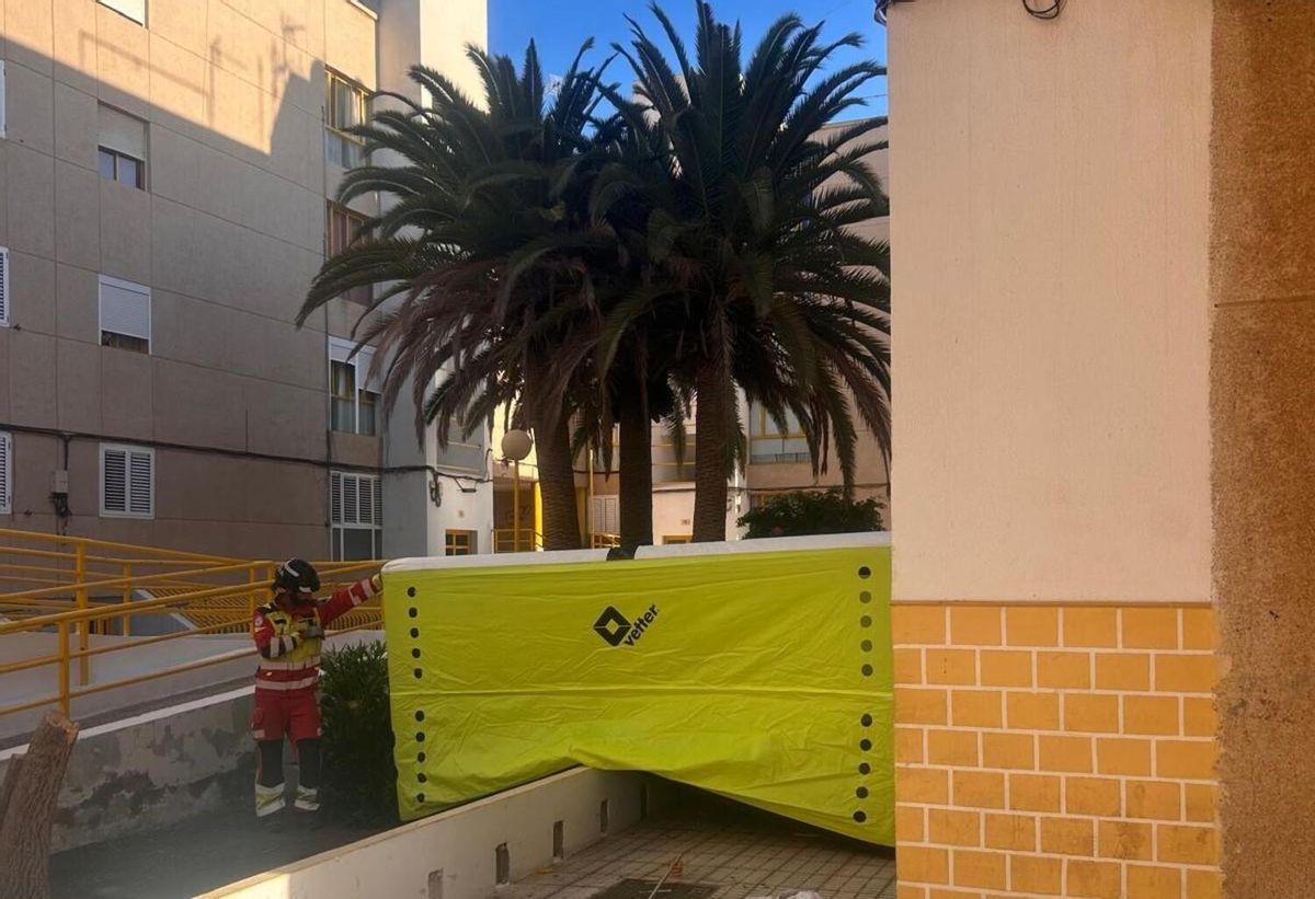 Bomberos del Consorcio de Seguridad y Emergencias de Lanzarote, el pasado sábado, 4 de octubre de 2025, colocaron un colchón ante la amenaza de un hombre de lanzarse al vacío desde un edificio de cuatro plantas en