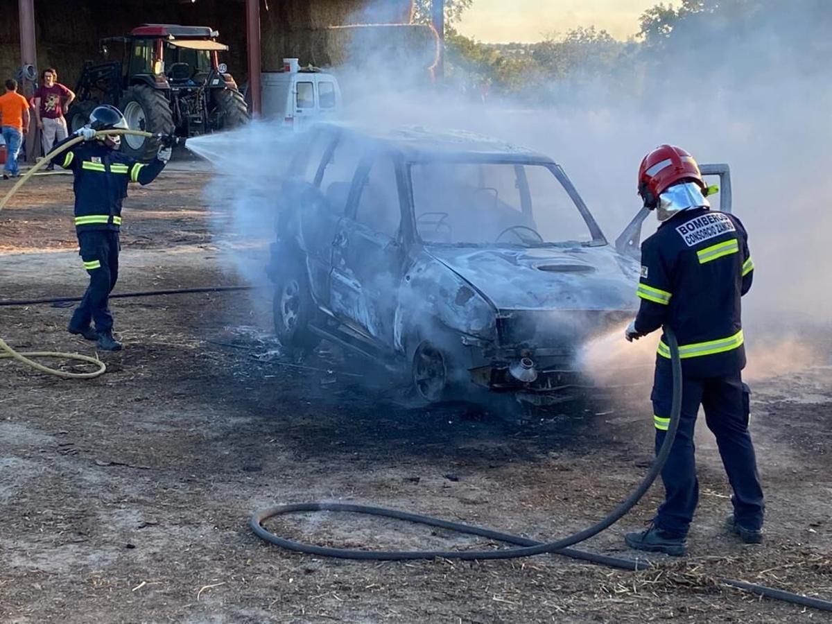 BOMBEROS DE BERMILLO APAGAN EL FUEGO ORIGINADO POR CAUSAS DESCONOCIDAS EN UN COCHE APARCADO. FORMARIZ. INCENDIO VEHICULO. PROXIMO NAVE GANADERA. INTERVENCION CONSORCIO BOMBEROS