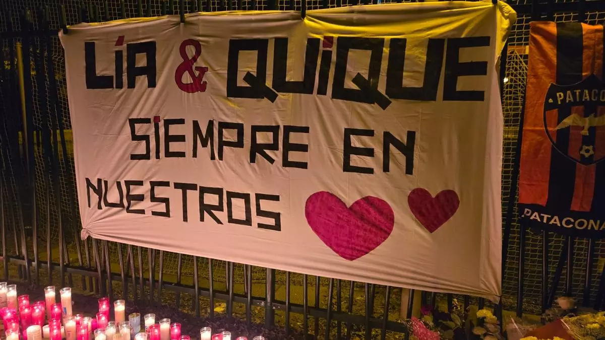 Minuto de silencio en el IES La Patacona por las víctimas del naufragio en Indonesia