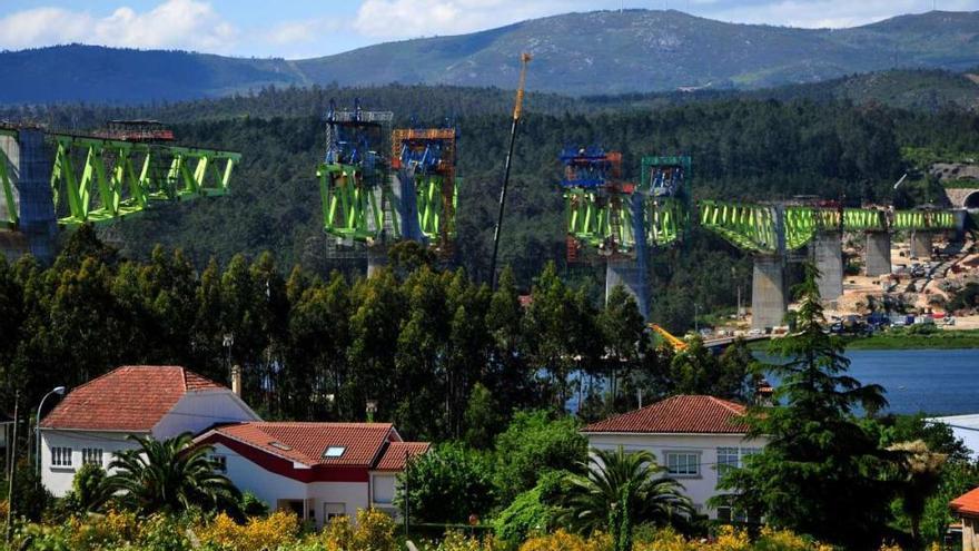 Imagen en la que se aprecian las obras del viaducto y que falta por colocar la estructura metálica en los vanos principales. // Iñaki Abella
