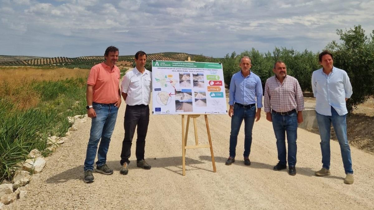 El delegado de Agricultura, Rafael Martínez, en su visita a una de las vías pecuarias en las que interviene la Junta de Andalucía.