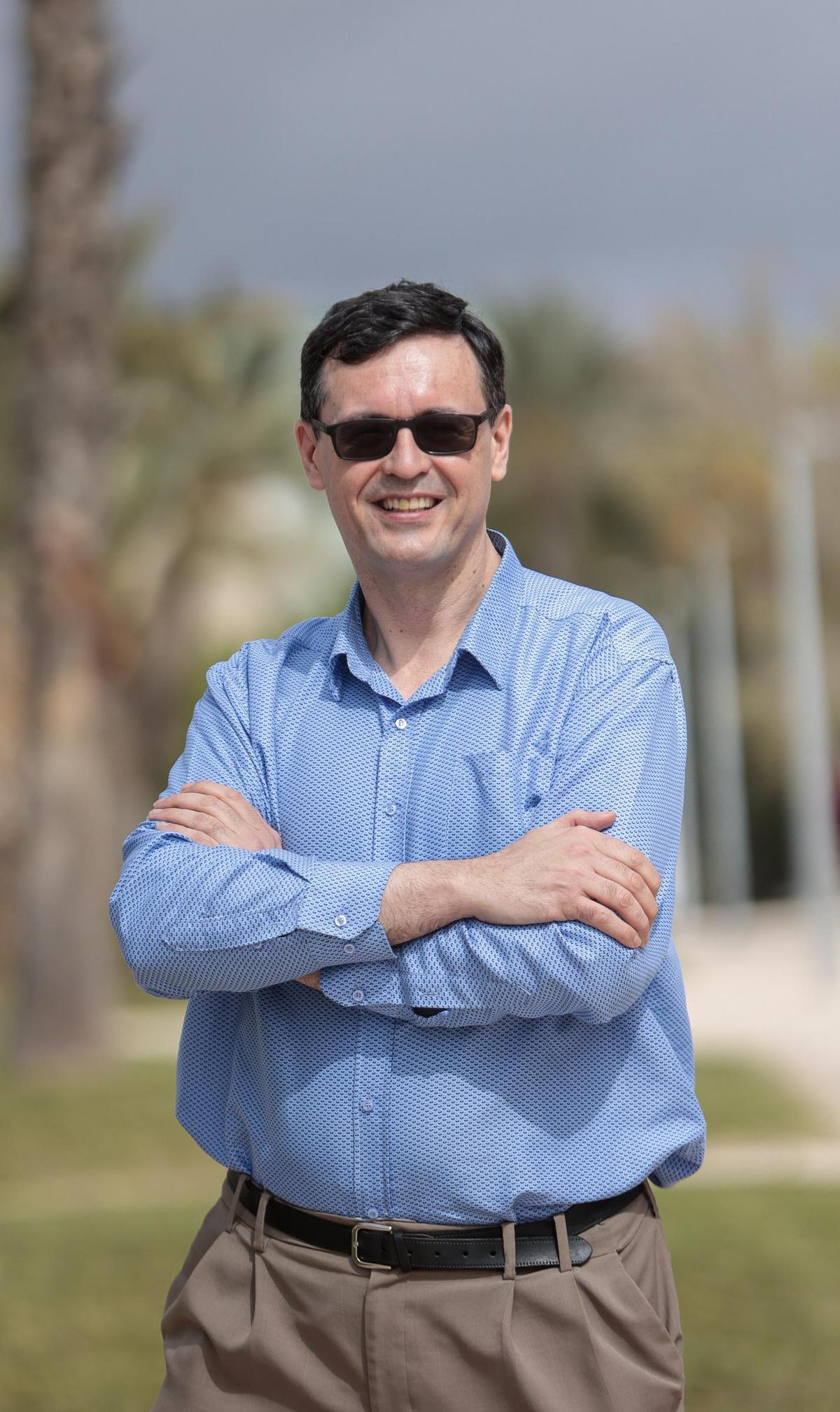 Enrique Martínez-García, en el campus de la Universidad de Alicante.