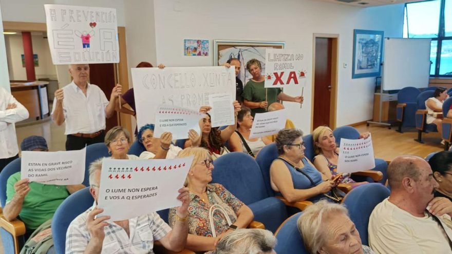 Los residentes en el barrio de Tirán, mostrando carteles y pancartas.