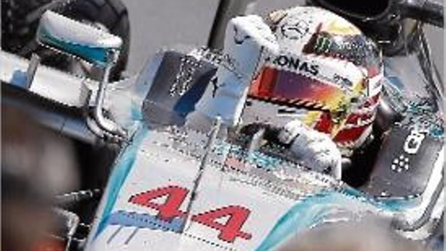 Lewis Hamilton celebra dins el seu monoplaça la victòria a Silverstone.