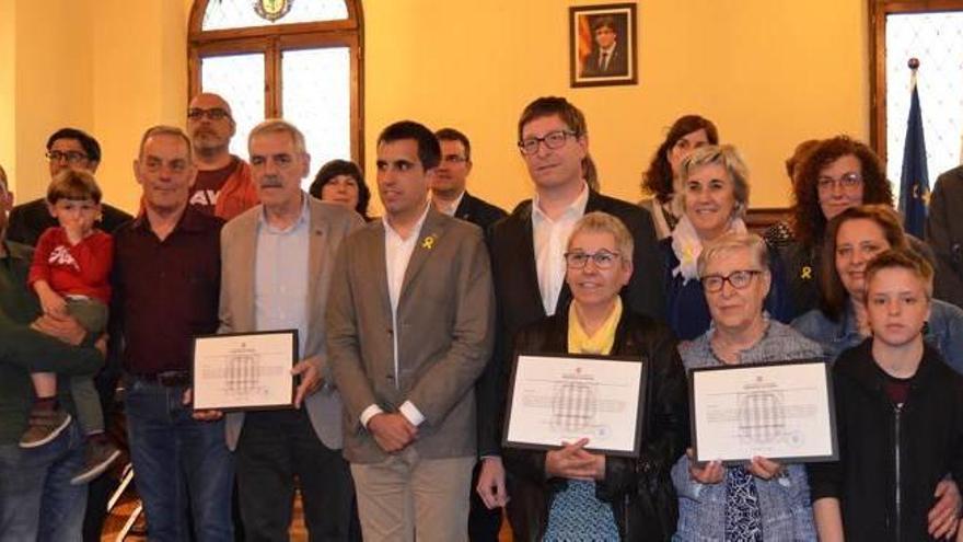 Fotografia de grup amb els descendents dels cardonins represaliats pel franquisme, ahir a l&#039;ajuntament