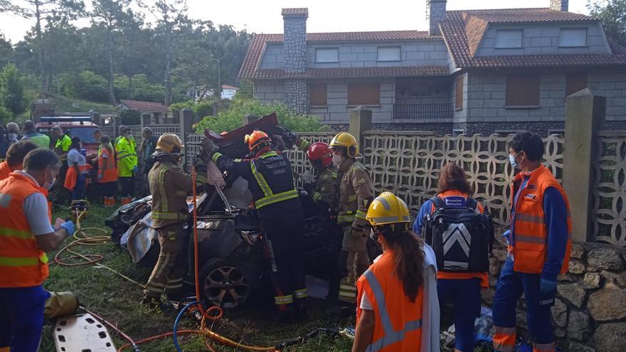 Un vigués muere tras caer con su coche por un terraplén en Cangas