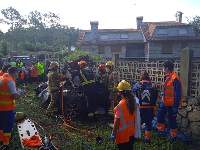 Un vigués muere tras caer con su coche por un terraplén en Cangas