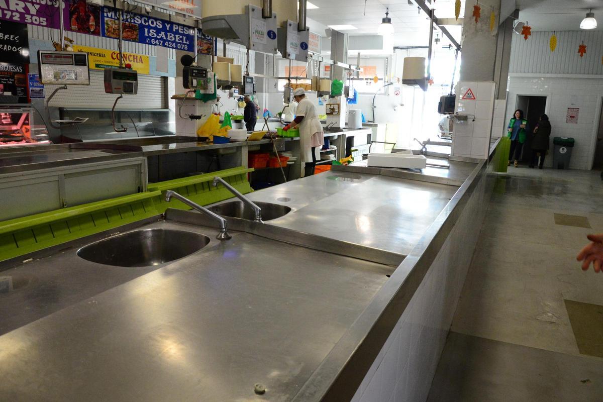 Puestos vacíos en la plaza de abastos de Moaña.