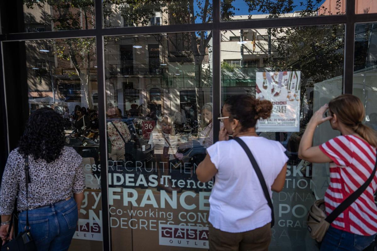 Ambiente en el outlet efímero de la cadena de zapaterías Casas, que ofrece descuentos en marcas como Converse, Aro o Camper, en Barcelona, el 22 de octubre de 2025.