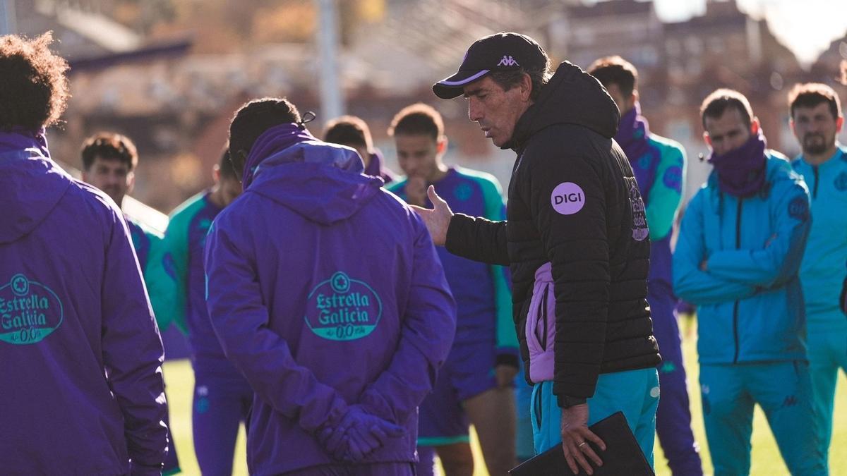 Guillermo Almada, entrenador del Real Valladolid, durante un entrenamiento.