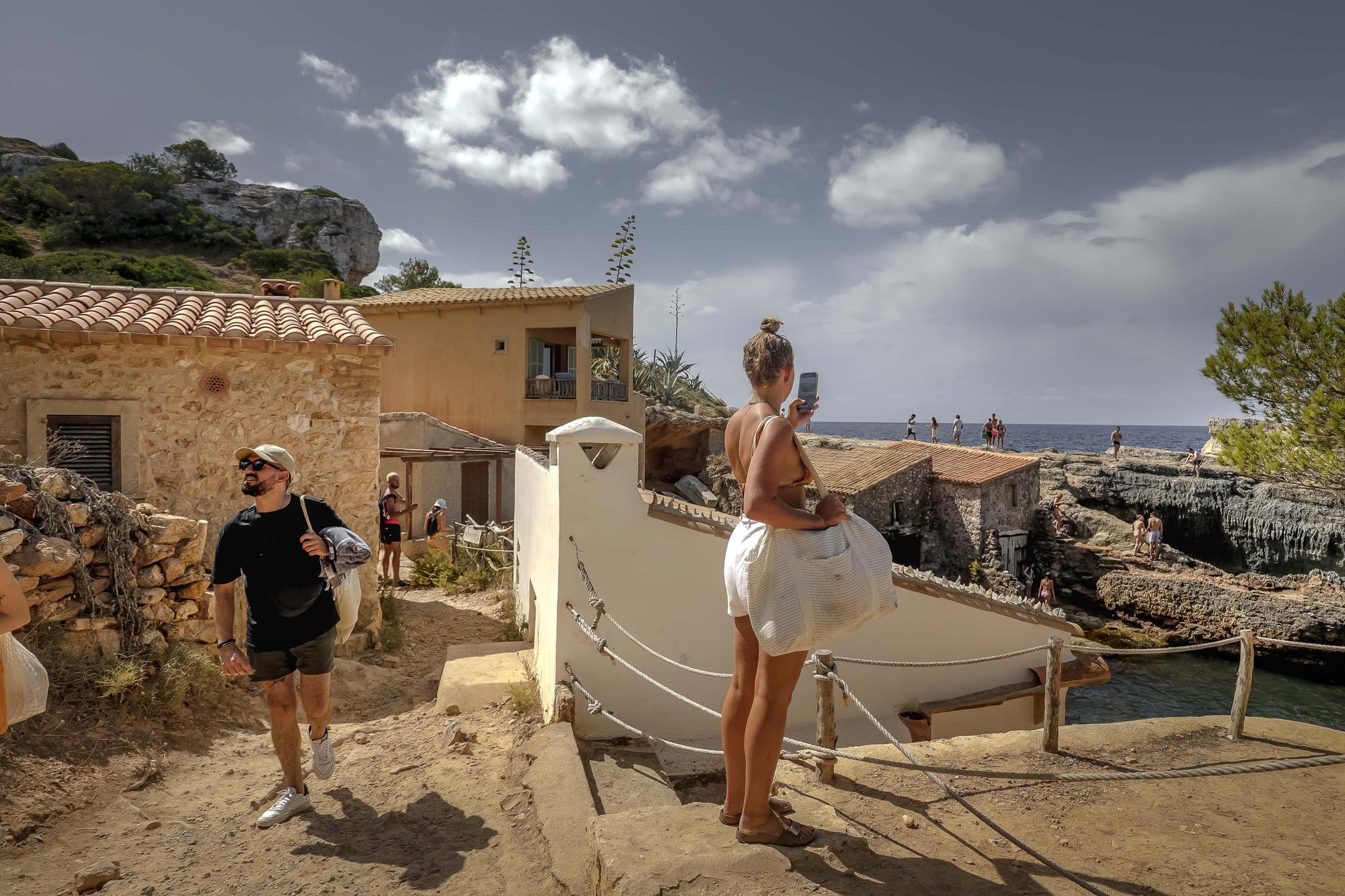 Fotos | El Caló des Moro, saturado de turistas