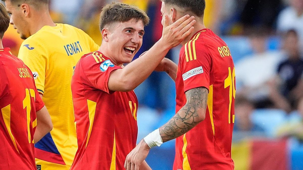Jauregizar y Roberto Fernández celebran uno de los tantos de la selección española.