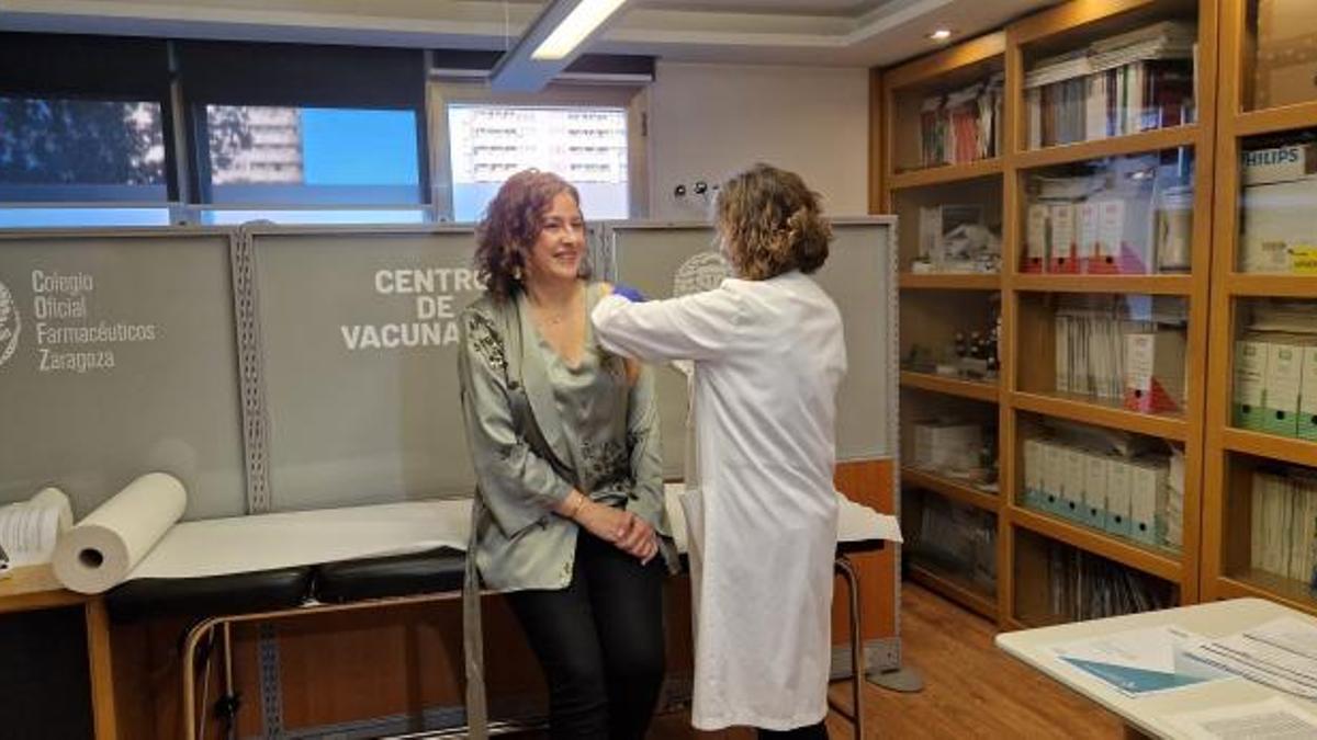 La presidenta del Colegio de Farmacéuticos de Zaragoza, Raquel García, vacunándose contra la gripe este lunes.