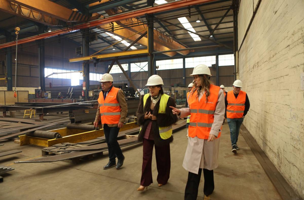 La conselleira visitó ayer las instalaciones de Metaldeza, en el polígono de Botos.