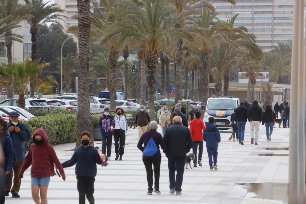 Ambiente del día del padre en la playa de San Juan y en el Postiguet