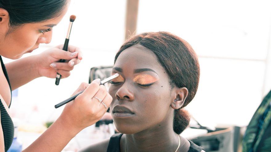 Una dermatóloga desvela sus consejos para no arruinarte la piel este Carnaval