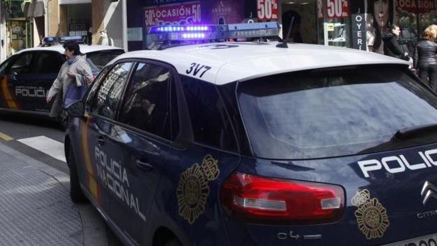 Espectacular pelea en el centro de Gijón: un hombre intenta apuñalar al cliente de un bar y agrede a una mujer