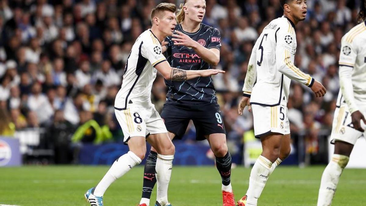 Toni Kroos, jugador del Real Madrid, disputa un balón con Erling Haaland, del Manchester City, en el Bernabéu.