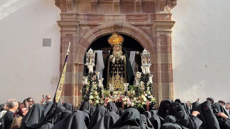 Salida de la Hermandad de la Santa Cruz