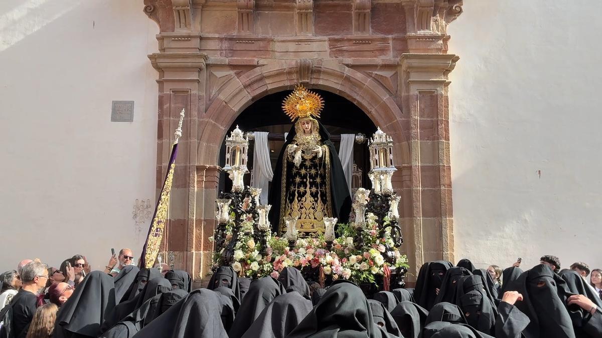 Salida de la Hermandad de la Santa Cruz