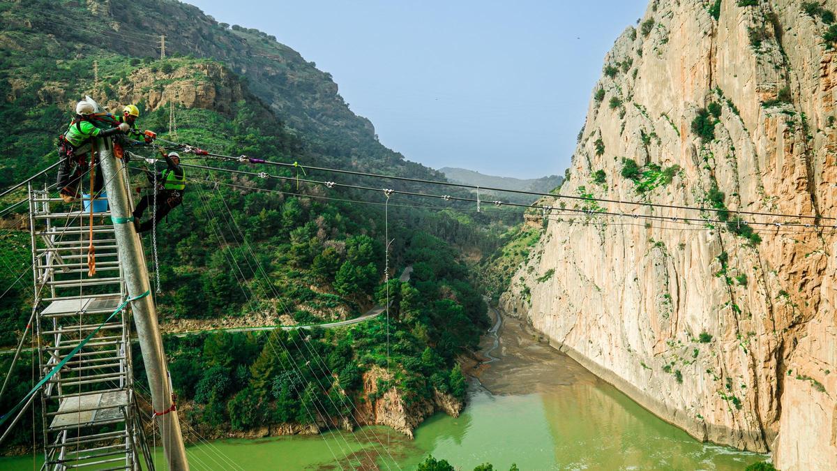 Así se instala el nuevo puente colgante del Caminito del Rey