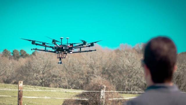 Uno de los drones de la empresa lalinense con los que ensayan en la compañía /