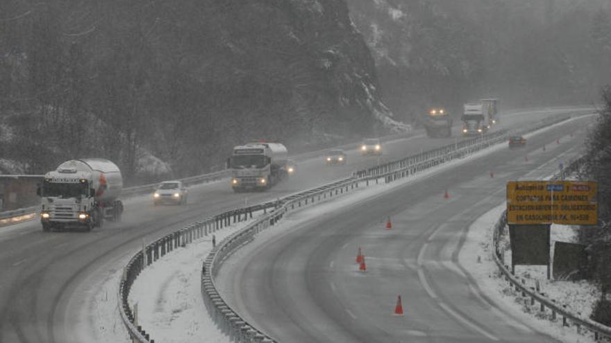 Abiertos de nuevo el Huerna y Pajares al tránsito de camiones, que se prohibió unas horas por la nieve