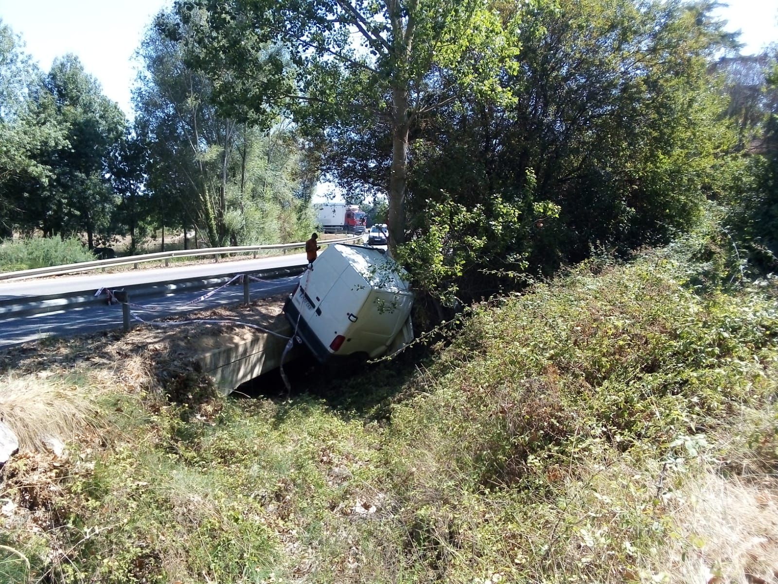 Accident de trànsit amb la sortida de via d'una furgoneta a Colomers