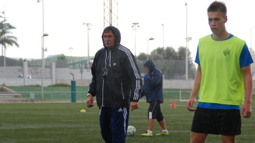 El Torrevieja se conjura bajo la lluvia