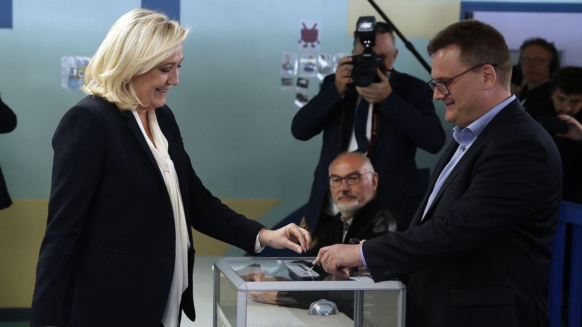 Marine Le Pen vota en la segunda vuelta de las presidenciales francesas.