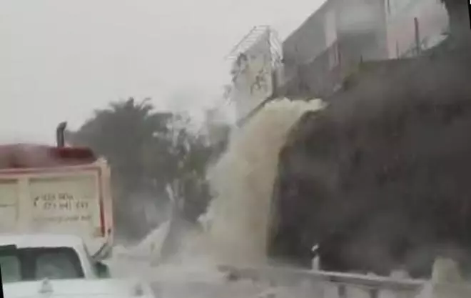 Una cascada de agua de lluvia inunda la autopista GC-1 cerca de El Goro, en Telde