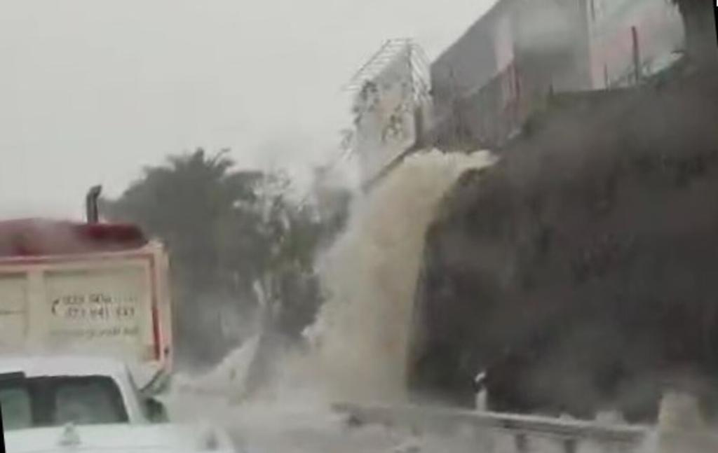 Una cascada de agua de lluvia inunda la autopista GC-1 cerca de El Goro (Telde)