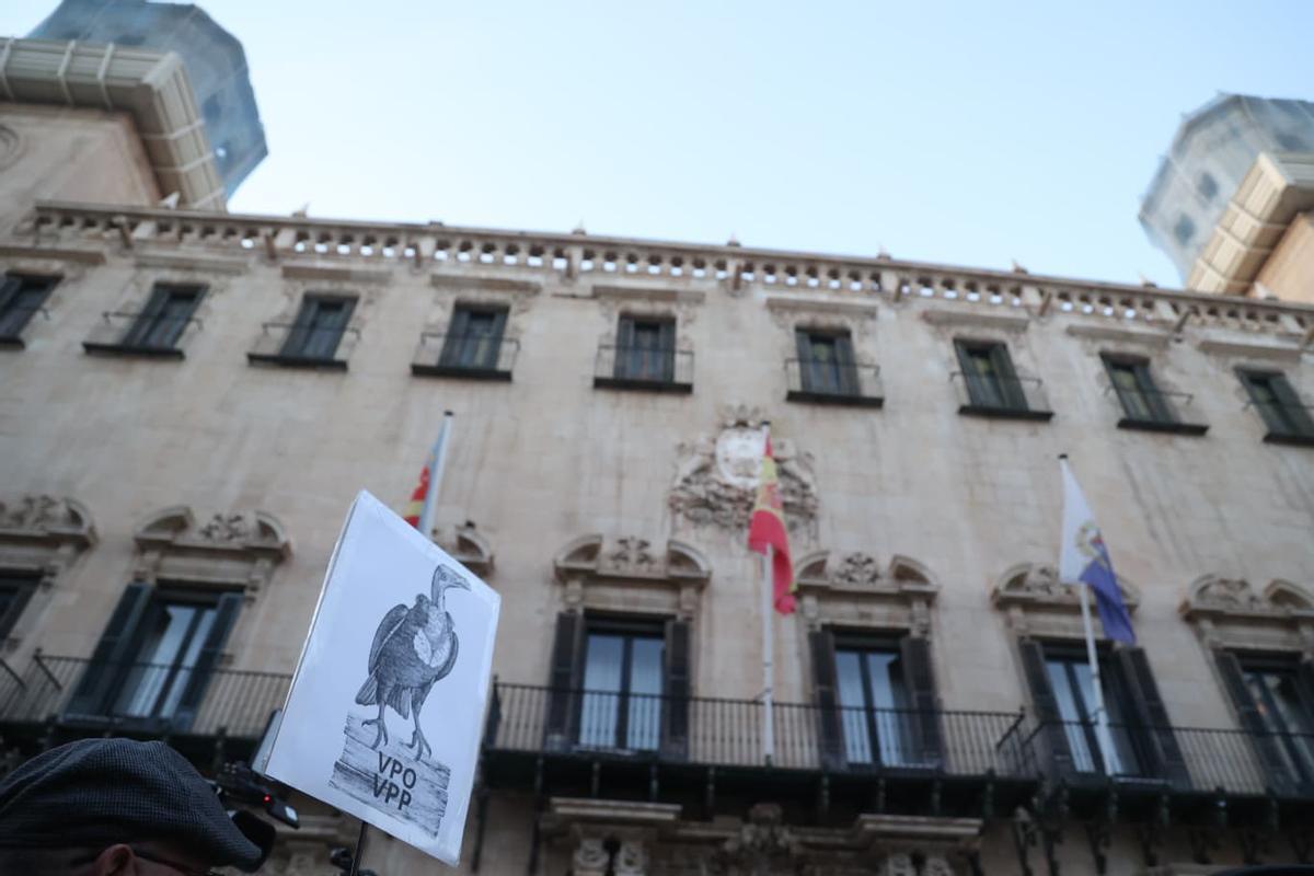 Protesta frente al Ayuntamiento de Alicante por las VPO