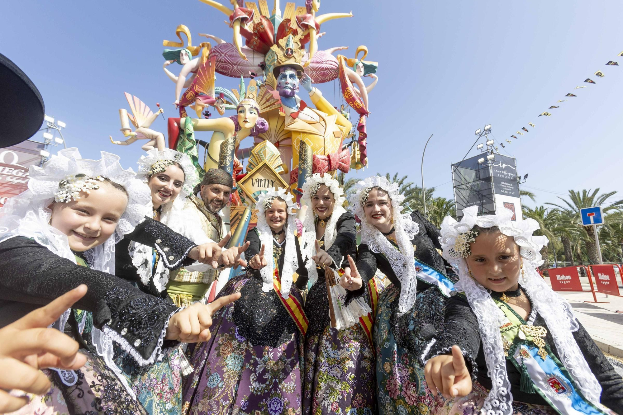 Baver - Els Antigons gana por primera vez el premio a la mejor hoguera de Alicante