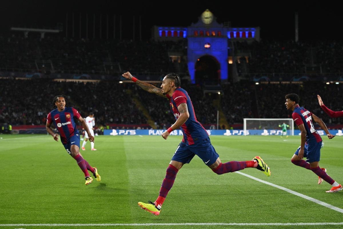 Raphinha festeja el primer gol del Barça al PSG en Montjuïc.