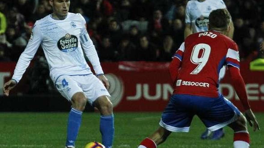 Álex golpea el balón en el partido de ayer en Granada.